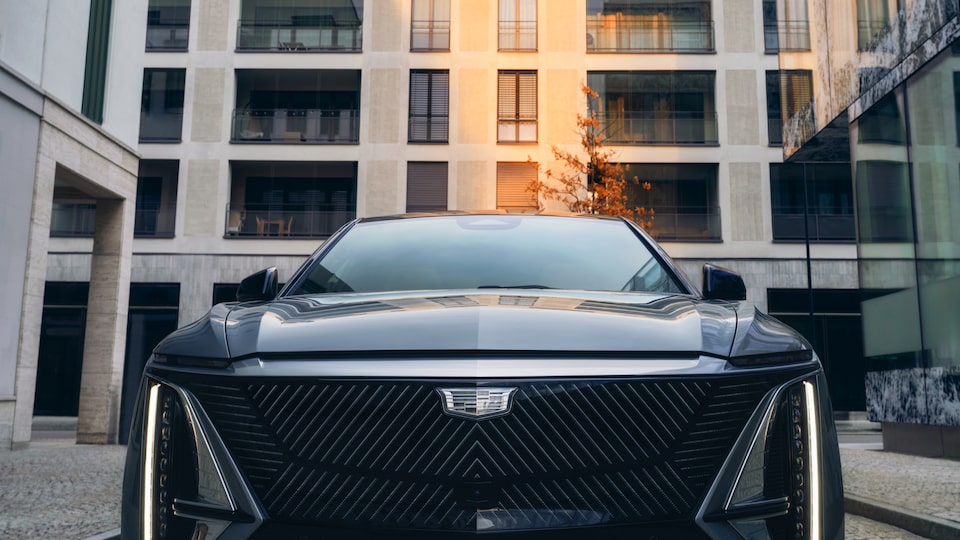 Grille de la LYRIQ et Cadillac insigne